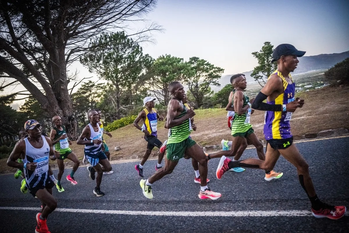 Two Oceans Marathon 2024: Spitzengruppe an erster Steigung.