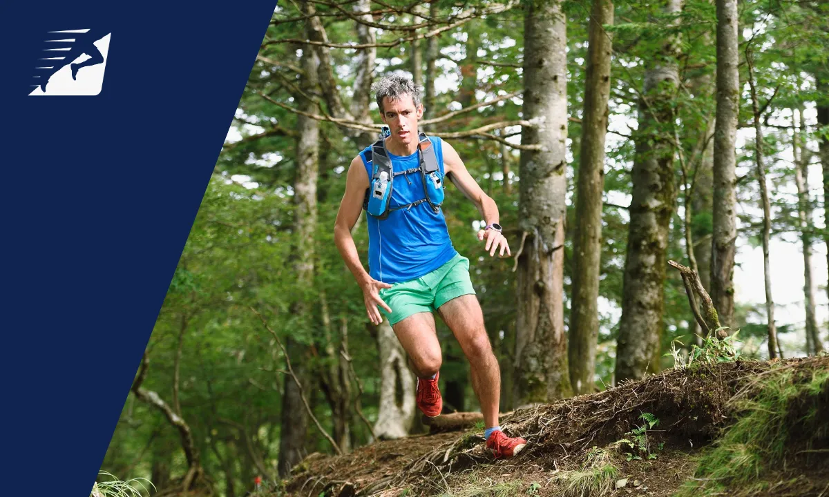 Trailrunning Pflichtausrüstung: Das musst du dabeihaben Ein Mann beim Trailrunning