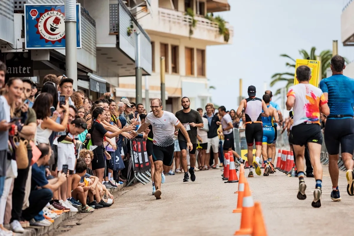 Die schönsten Triathlons über die Olympische Distanz / Kurzdistanz Ein Teilnehmer bei der TriTour Tossa de Mar